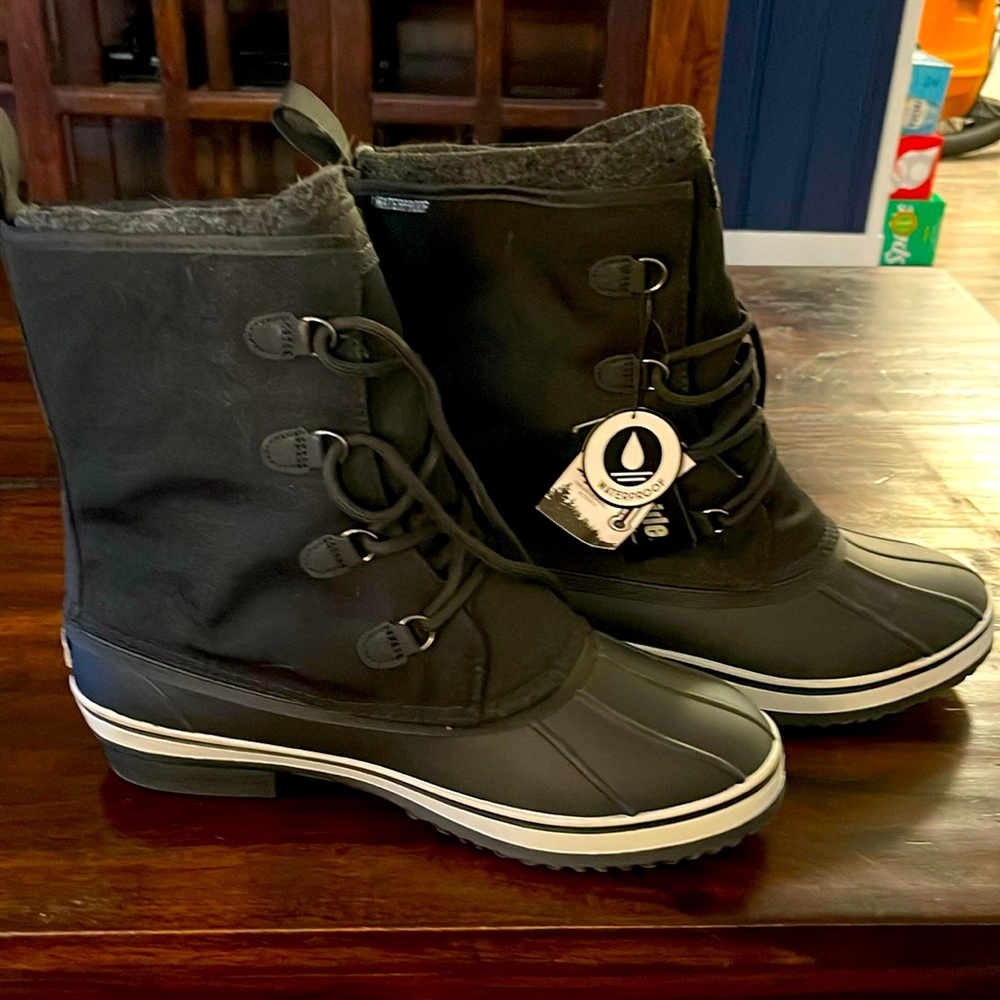 Snow boots for women’s size 11 NWT